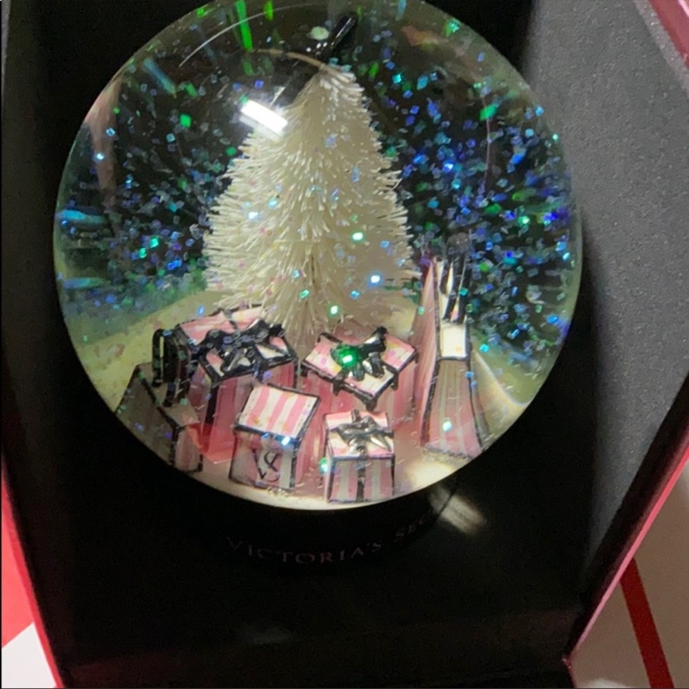 Victoria’s Secret snow globe new in box limited - Picture 4 of 4